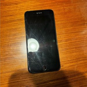 iPhone 7 Plus 128GB (CRACKED SCREEN!)